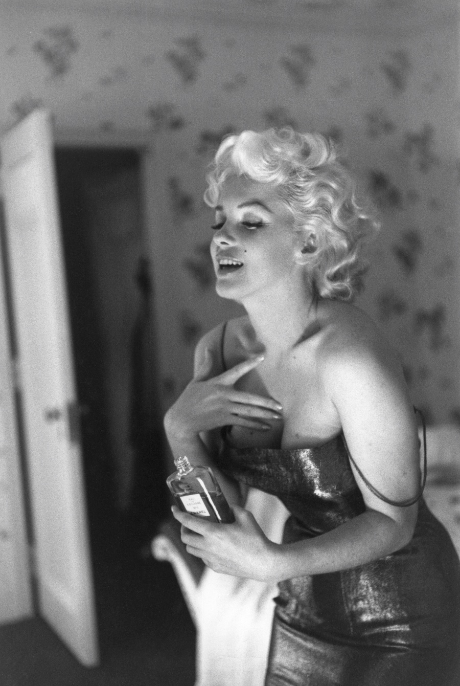 Marilyn Monroe applying Chanel N°5