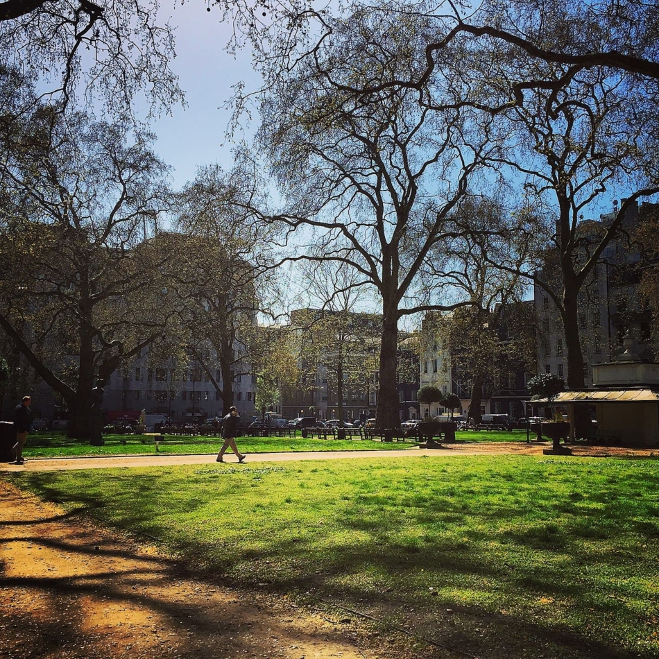 Berkeley Square traveljunction, CC BY-SA 2.0 © Wikimedia Commons - Marina WATSON