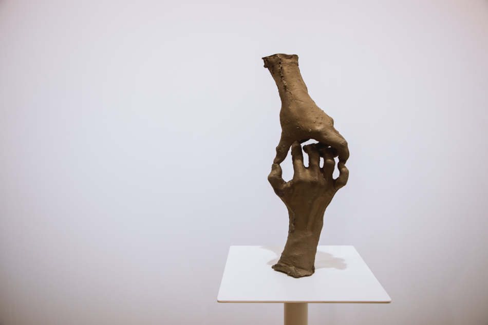 Bruce Nauman “Pair of Hands”, 1996. White bronze base: white enamel. Konrad Fischer Galerie - Maria GEMBEL