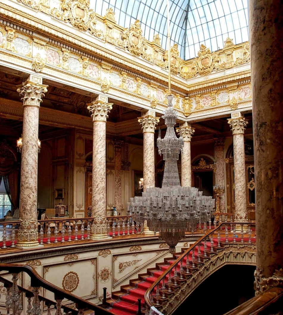 Dolmabahçe Palace - Crystal Staircase with Baccarat crystal banisters and chandelier © Antonio Cristofaro - Imported from 500px (archived version) by the Archive Team. (detail page), CC BY 3.0, Wikimedia - Ben BRANSCOMBE