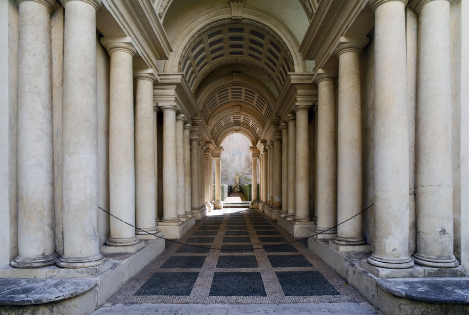 Forced perspective gallery by Francesco Borromini - Livioandronico - Own work, CC BY-SA 4.0, © Wikimedia - Art de Vivre