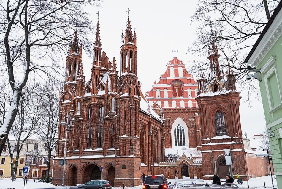 St. Anne's Church during the winter season in Vilnius, Lithuania © Wikipedia Commons - Lile KOBALIANI